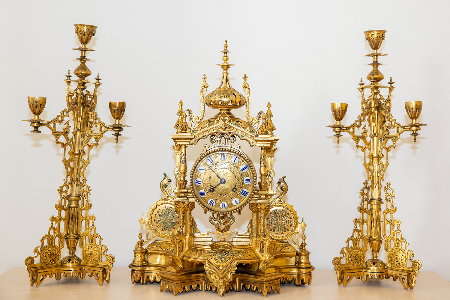 Reloj de sobremesa con guarnición