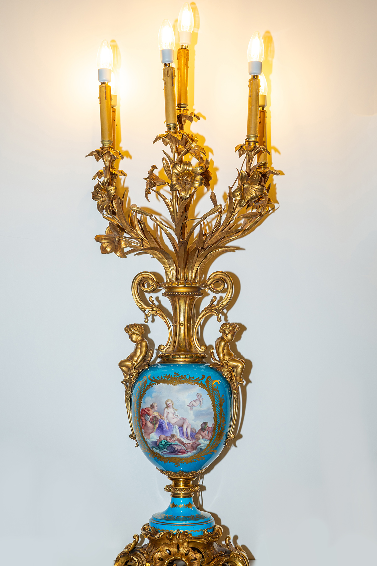Candelabro de bronce dorado con fuste de jarrón de porcelana